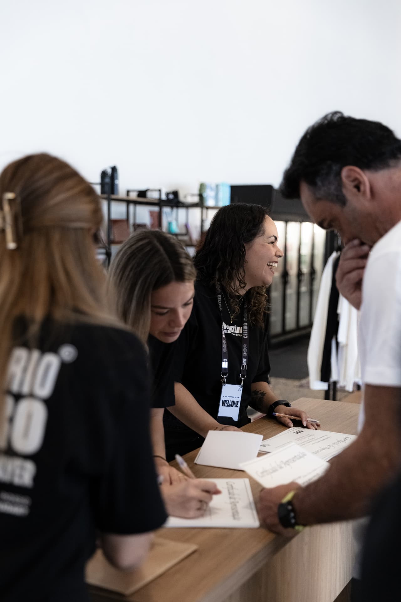 Voluntárias da Celeiro servindo com alegria no atendimento.